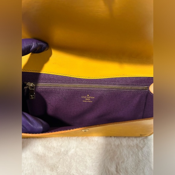 Louis Vuitton Clutch Epi Yellow. Authentic and pre-owned. - Picture 8 of 10